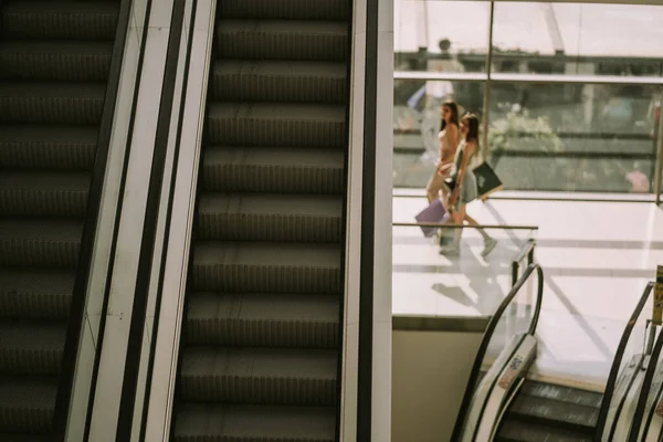 Blured Two Cute Teenage Girls Walking Shopping Bags Mall Escalator — 图库照片