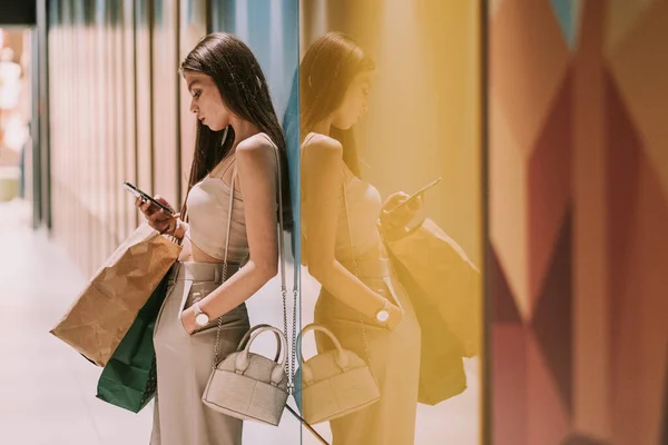 Zblízka Úžasný Dívka Dívá Svůj Telefon Chodbě Obchoďáku — Stock fotografie