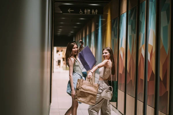 Two Cute Shopping Girls Standing Hallway Mall — Stock fotografie