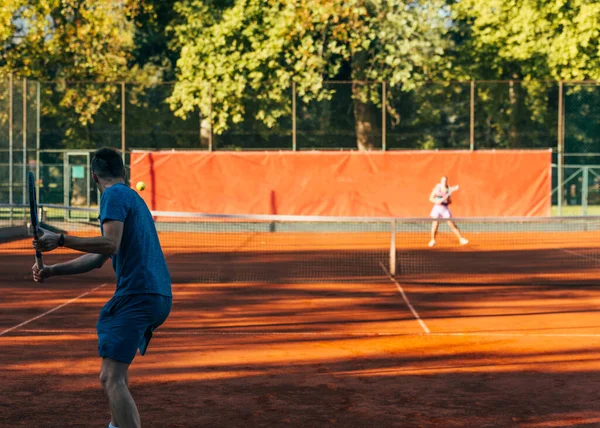 Rückansicht Eines Tennisspielers Der Bereit Ist Blauer Sportbekleidung Auf Einem — Stockfoto