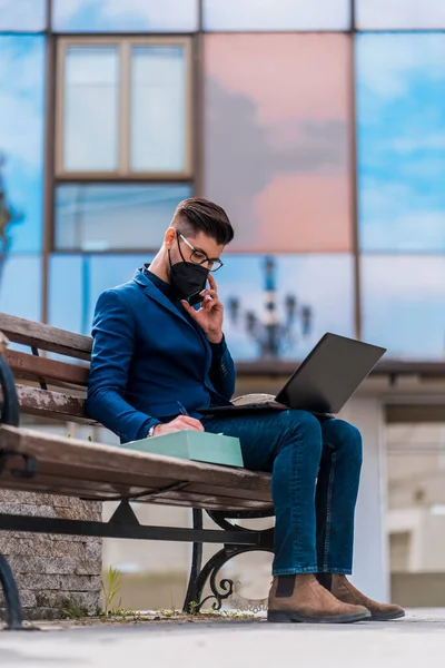 Der Moderne Geschäftsmann Ist Draußen Und Arbeitet Hart Seinem Laptop — Stockfoto
