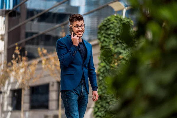 Junger Gutaussehender Manager Blauen Anzug Geht Zur Arbeit Und Telefoniert — Stockfoto