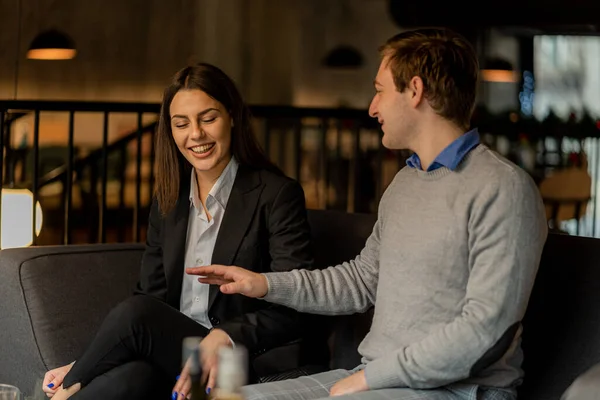 Twee Geweldige Aantrekkelijke Zakenmensen Hebben Een Geweldige Tijd Samen — Stockfoto