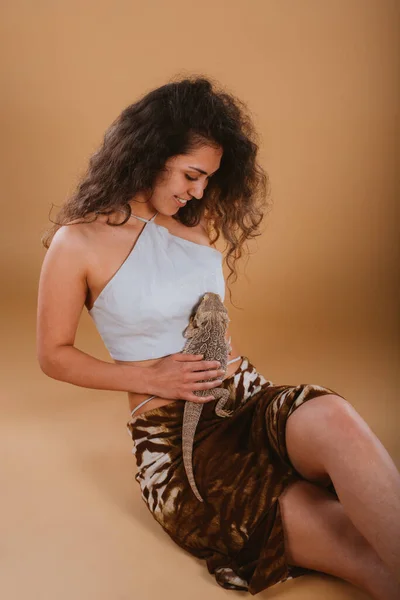 Beautiful Girl Posing Her Lizard While Sitting Floor Studio — Stockfoto