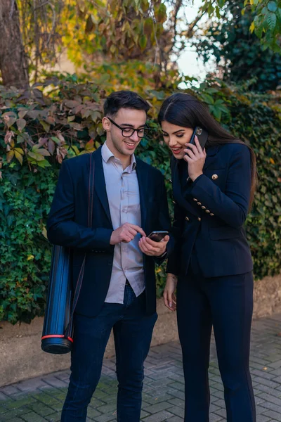 Junge Attraktive Geschäftsfrau Telefoniert Während Sie Draußen Mit Ihrem Männlichen — Stockfoto