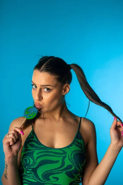 Hübsches Mädchen Posiert Mit Grünem Lutscher Auf Blauem Hintergrund Studio — Stockfoto