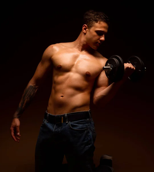 Der Perfekte Männliche Körper Toller Bodybuilder Posiert Mit Hanteln — Stockfoto