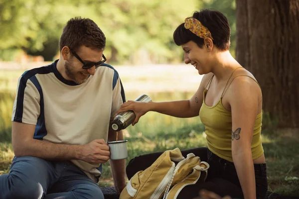 Parkta Piknik Yapan Güzel Bir Çiftin Fotoğrafını Çek Kız Erkek — Stok fotoğraf