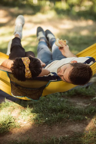 Beautiful Couple Relaxing Yellow Hammock Park — Fotografia de Stock