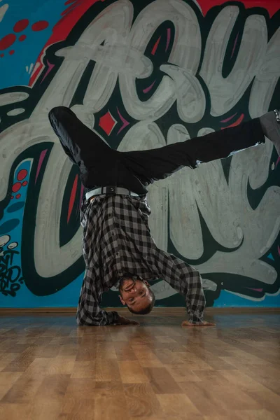 Giovane Ballerino Alla Moda Che Balla Davanti Graffiti — Foto Stock