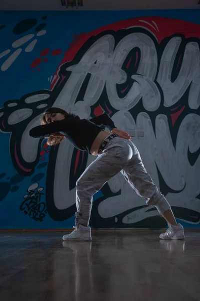 Sylwetka Młodej Kobiety Tancerki Hiphop Breakdancer Tańczącej Tle Studia Graffiti — Zdjęcie stockowe