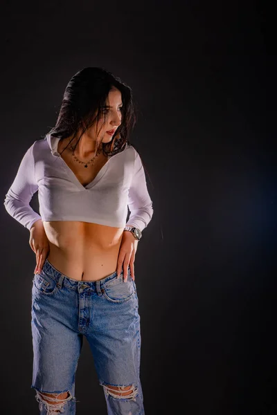 Attractive Young Girl Posing Studio While Pulling Her Jeans — Φωτογραφία Αρχείου