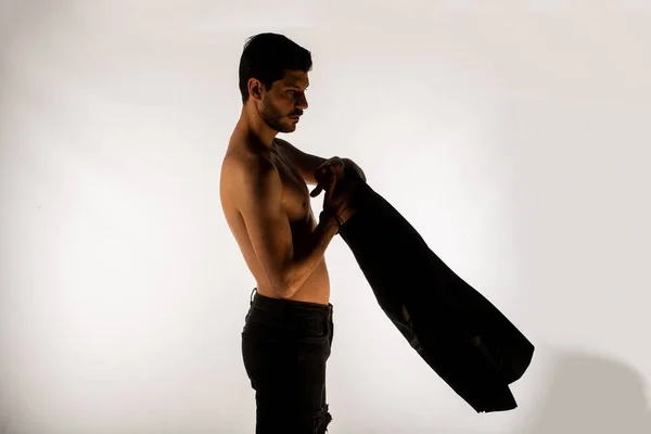 Shirtless Bonito Homem Fazendo Poses Frente Câmera Estúdio — Fotografia de Stock