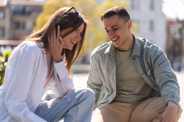 Friendship Leisure Summer People Concept Couple Friends Outdoors Sitting Talking — Stockfoto