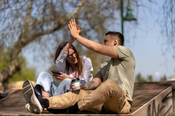 Amis Couple Riant Prenant Une Conversation Assis Sur Banc Dans — Photo