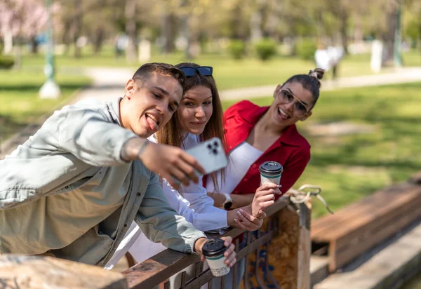 Grupo Amigos Adolescentes Felices Riendo Tomando Una Selfie Calle — Foto de Stock