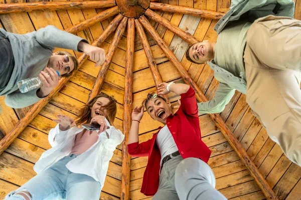 Portrait Jeune Homme Joyeux Jouant Dans Parc Avec Ses Amis — Photo