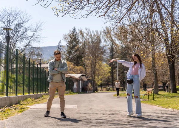 Photo Charming Pair Walking Green Summer Park Telling Humorous Stories — Stock Photo, Image