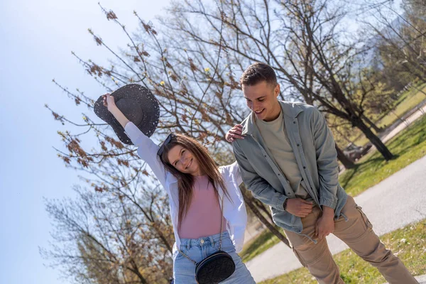 Pareja Joven Enamorada Amigos Vestidos Con Estilo Casual Caminando Juntos — Foto de Stock