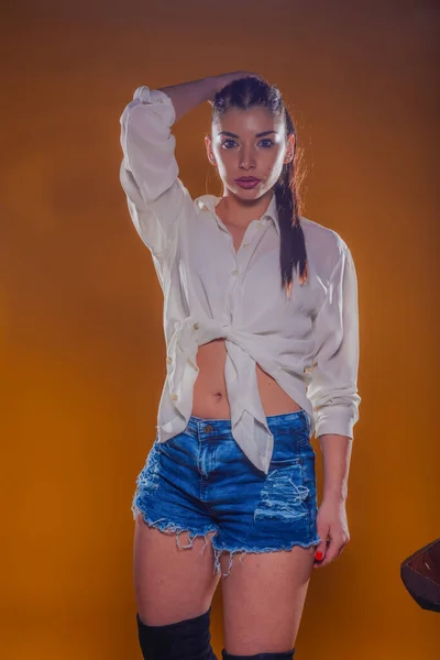 Jonge Vrouw Draagt Stijlvolle Outfit Met Een Wit Linnen Shirt — Stockfoto