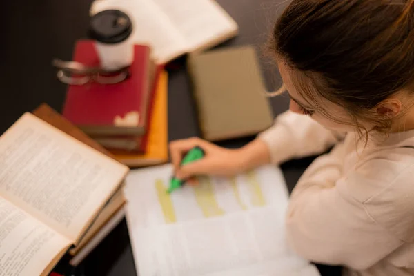 Ángulo Superior Una Chica Subrayado Escritorio Una Biblioteca —  Fotos de Stock