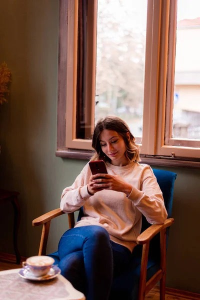 Girl Smiling Looking Her Phone While Sitting Cafe — Stock Photo, Image