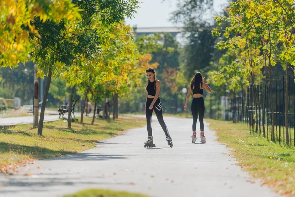 Retrato Corpo Inteiro Atletas Felizes Patinando Parque Dia Ensolarado — Fotografia de Stock