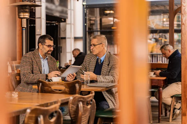 Dos Hombres Negocios Mayores Guapos Están Hablando Pensando Proyecto —  Fotos de Stock