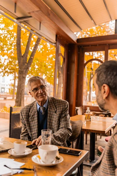 Two Senior Businessmen Having Serious Discussion Hte Cafe While Sitting — Φωτογραφία Αρχείου