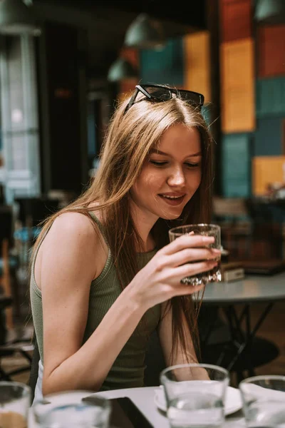 Chica Bonita Bebiendo Café Mientras Está Sentado —  Fotos de Stock