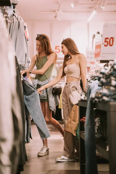 Дві Красиві Дівчата Шукають Джинси Магазині — стокове фото