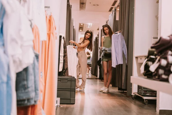 Дві Красиві Дівчата Перевіряють Одяг Роздягальні Магазині — стокове фото