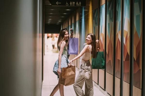 Dvě Hezké Dívky Jdou Nakupovat Při Chůzi Chodbou — Stock fotografie