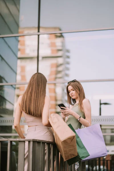 Two Pretty Girls Standing Fence Otside While One Them Looking — ストック写真