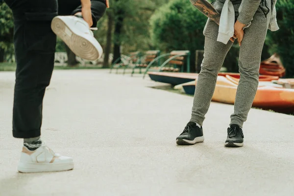 Close Legs Couple Streching Road Park — 图库照片