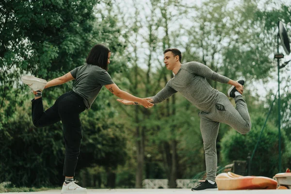 Beautiful Couple Working Out Together Middle Road Park — 스톡 사진