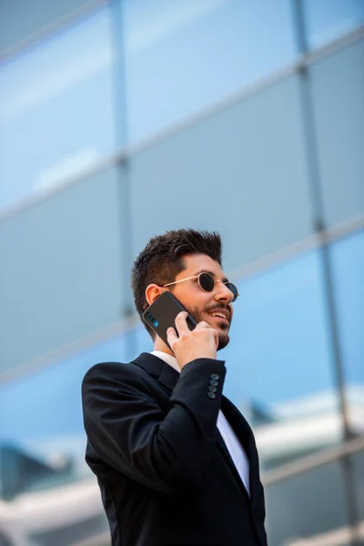 Portrait Businessman Talking His Phone While Standing Infront Building — Stockfoto
