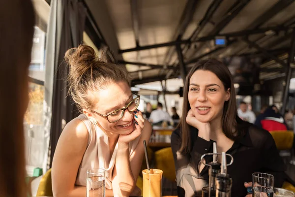 Duas Empresárias Incríveis Atraentes Estão Rindo Juntas — Fotografia de Stock