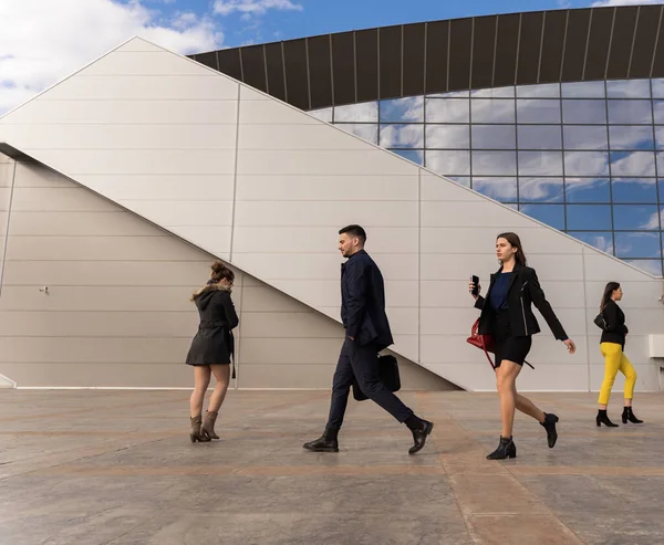 Grupo Jovens Empresários Estão Caminhando Rápido Sua Pausa — Fotografia de Stock