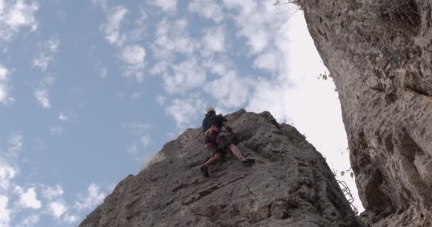 Fit Handsome Senior Guy Reaching Top Big Rock While Climbing — Vídeos de Stock