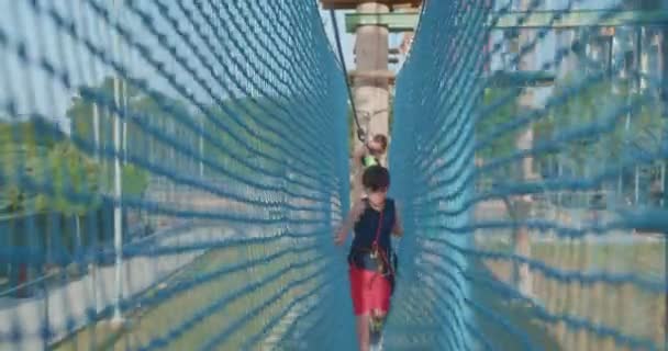 Crianças Passando Por Obstáculos Divertindo Parque Adrenalina — Vídeo de Stock