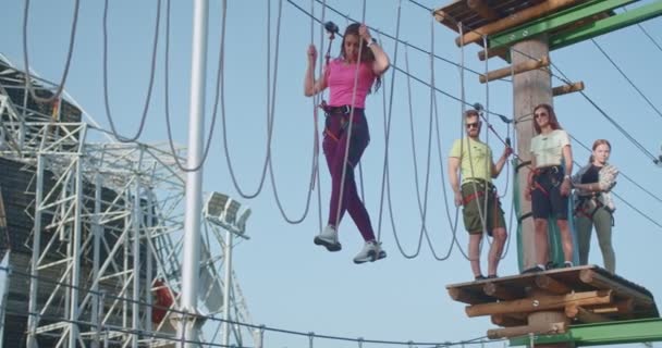 Pessoas Divertindo Com Obstáculos Parque Adrenalina — Vídeo de Stock