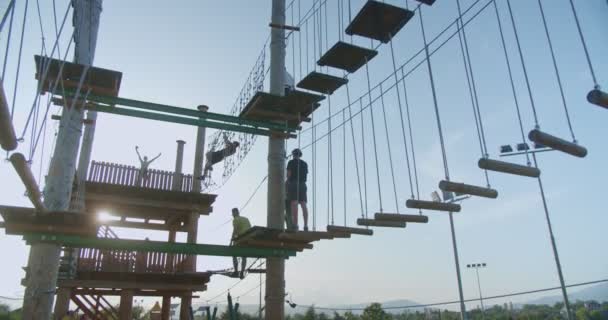 Personas Divirtiéndose Con Obstáculos Parque Adrenalina Vista Bajo Ángulo Atardecer — Vídeos de Stock