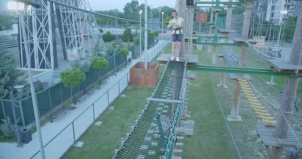 Meisje Gaat Door Touwtest Het Adrenaline Park — Stockvideo