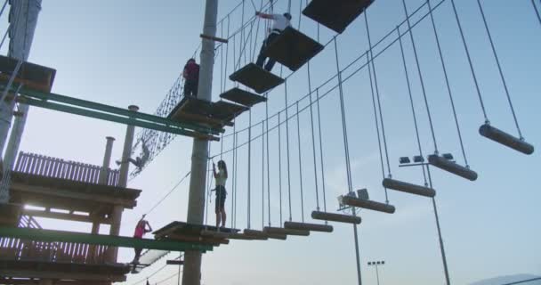Adrenalin Parkındaki Engellerle Eğlenen Insanlar Gün Batımında Düşük Açılı Görüntüler — Stok video