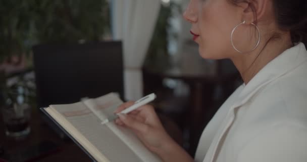 Молода Жінка Підприємець Працює Терасі Сонячний День Роблячи Нотатки Перед — стокове відео