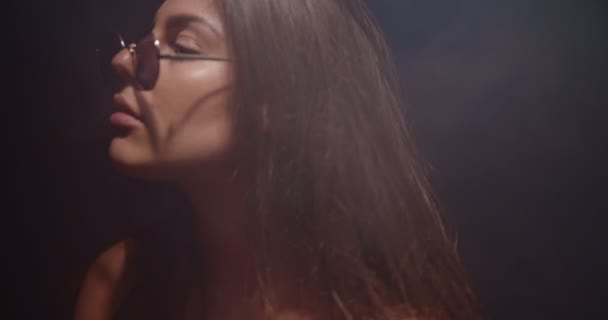 Cooles Mädchen Das Verführerisch Roter Dessous Auf Schwarzem Hintergrund Tanzt — Stockvideo