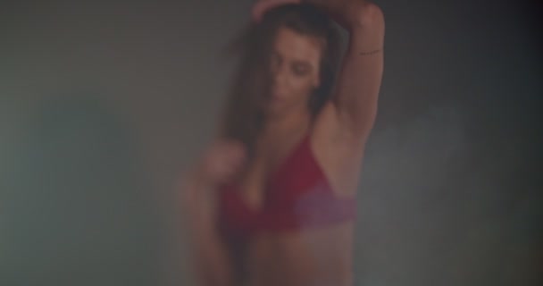 Cool Girl Sujetador Jeans Moviéndose Seductora Cámara Lenta Profundidad Campo — Vídeo de stock