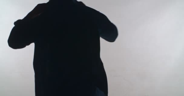 Silhouette Unrecognizable Man Adjusting Shirt Studio — Stock Video