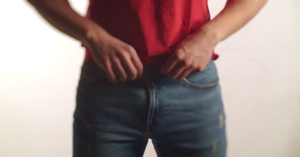 Stüdyoda Kırmızı Tişört Ayarlayan Yakışıklı Bir Adam Eğik Kaydırma Lensi — Stok video